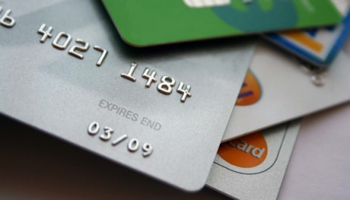 Personas reciben tarjetas de débito en casa aunque no las hayan solicitado